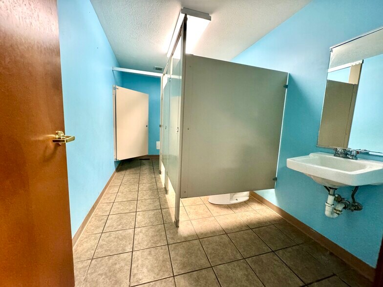 More Photos Of 2509 S 1st St, Terre Haute Showroom For Sale