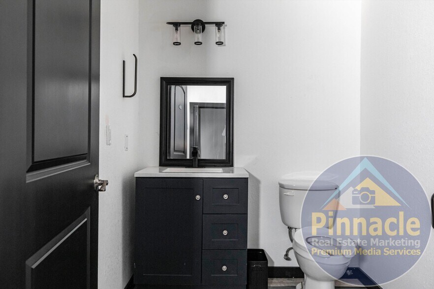 More Photos Of 24690 Sandhill Blvd, Punta Gorda Warehouse For Lease