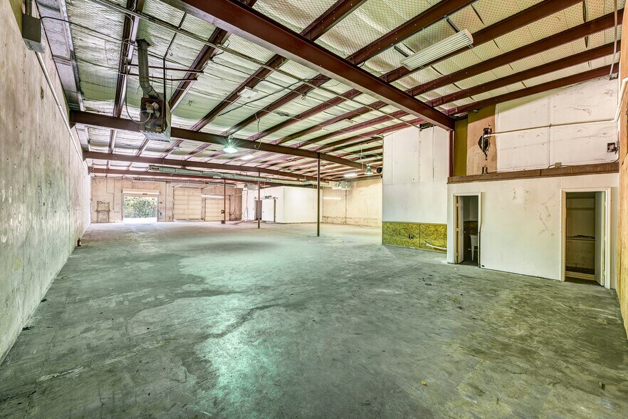 More Photos Of 15458 W Hardy Rd, Houston Warehouse For Sale