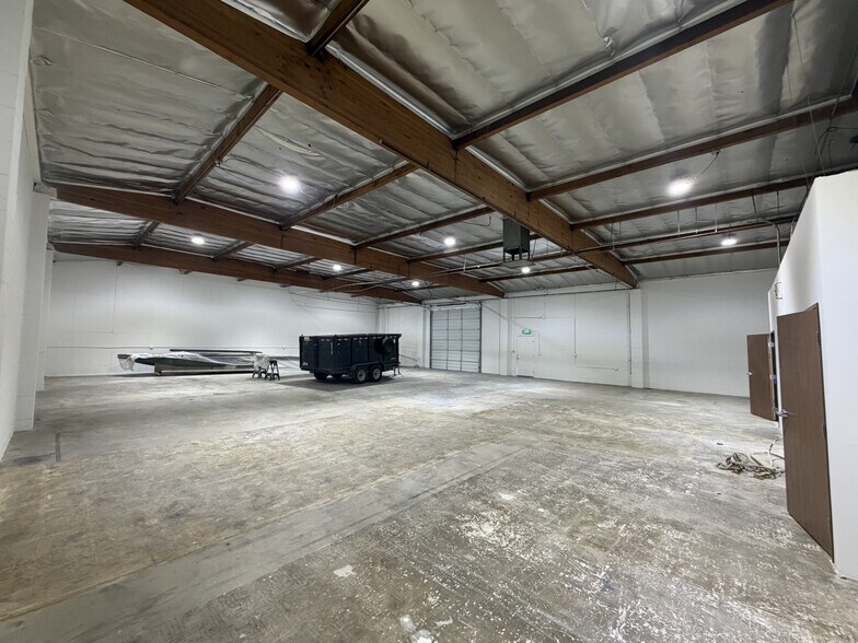 More Photos Of 15825 Stagg St, Van Nuys Warehouse For Lease