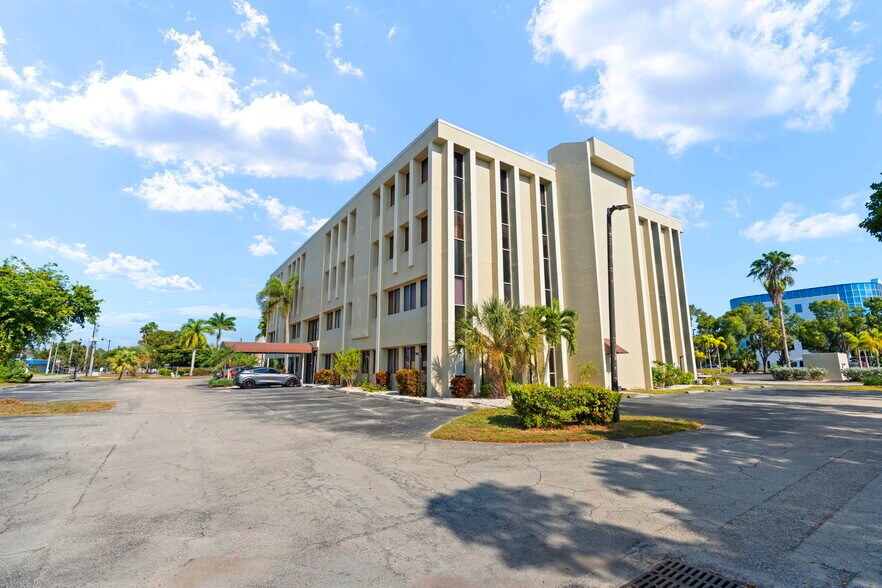 More Photos Of 3949 Evans Ave, Fort Myers Medical For Sale