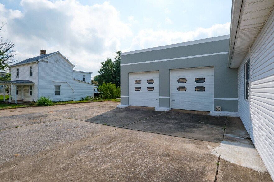 More Photos Of 9604 S Congress St, New Market Office For Sale