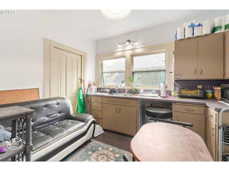 More Photos Of 1492 Pearl St, Eugene Office For Sale