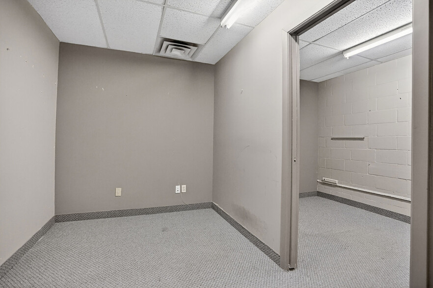 More Photos Of 812 Dundas St, London Freestanding For Sale
