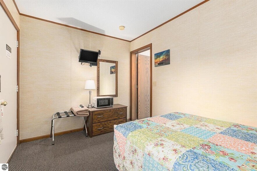 More Photos Of 519 Lake St, Frankfort Hotel For Sale