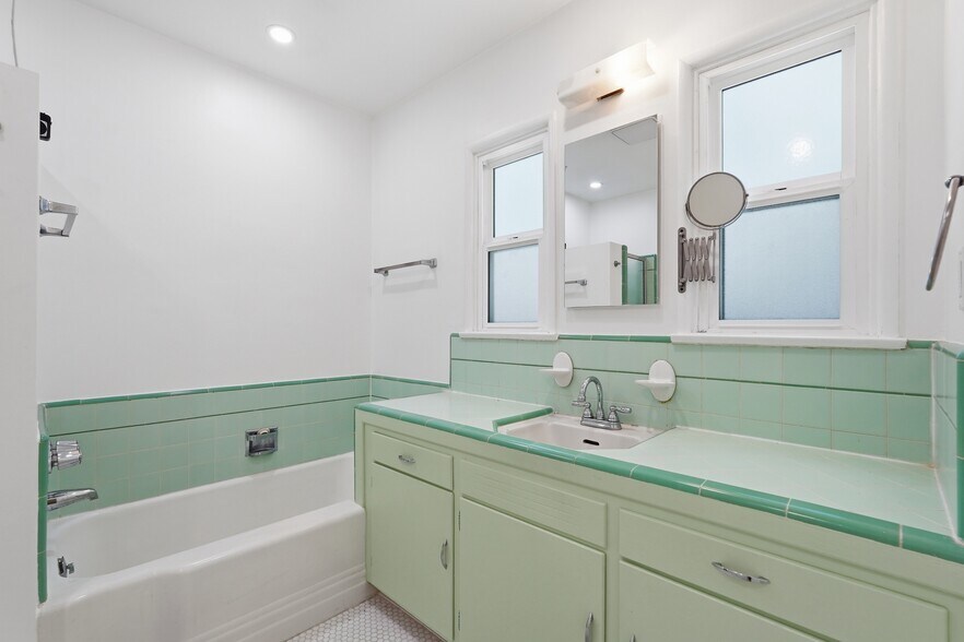 More Photos Of 5236 Bellingham Ave, Valley Village Apartments For Sale