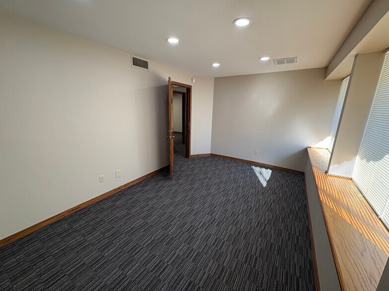 More Photos Of 614 N Travis St, Sherman Office For Lease
