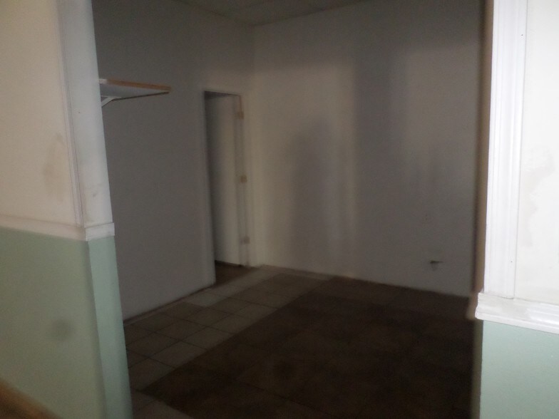 More Photos Of 5832 W San Miguel Ave, Glendale General Retail For Lease