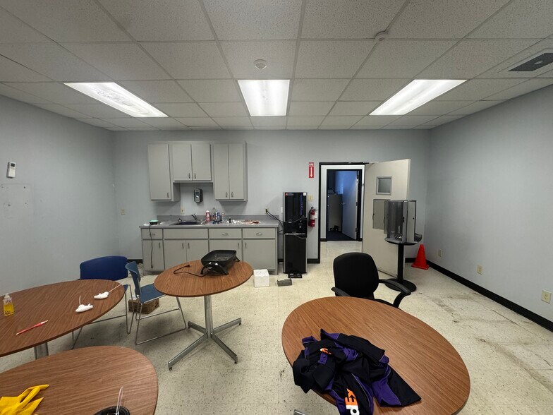 More Photos Of 3915 W Cardinal Dr, Beaumont Distribution For Lease