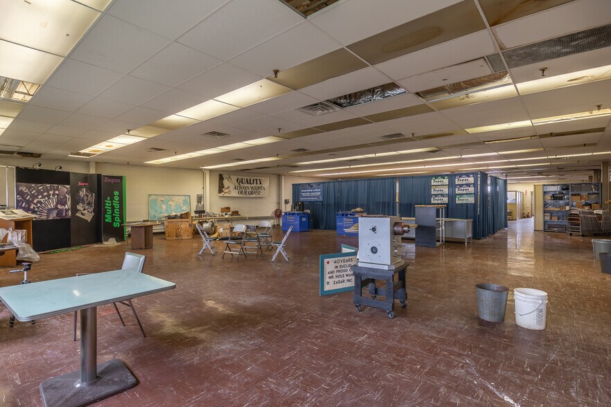 More Photos Of 24000 Lakeland Blvd, Euclid Manufacturing For Sale