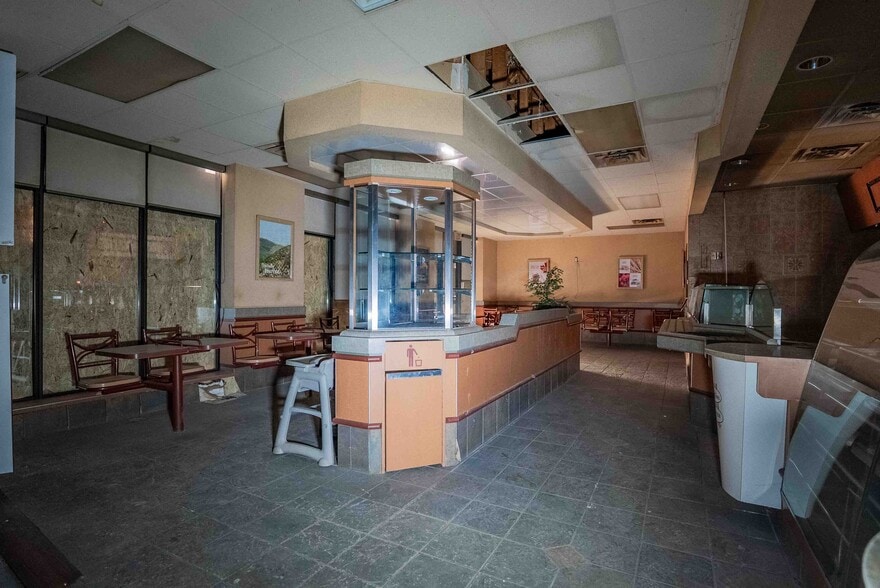 More Photos Of 1181 Notre Dame Av, Sudbury Restaurant For Lease