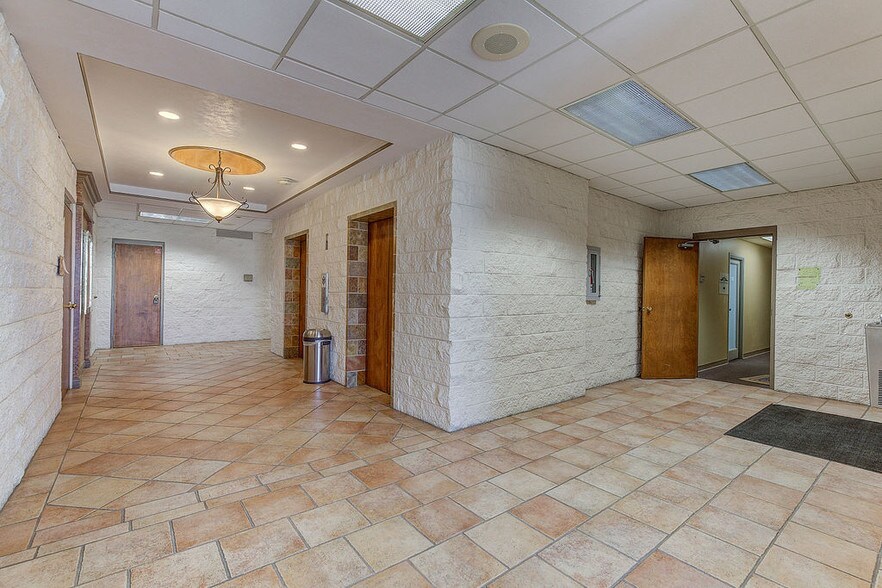 More Photos Of 375 Glensprings Dr, Springdale Office For Sale