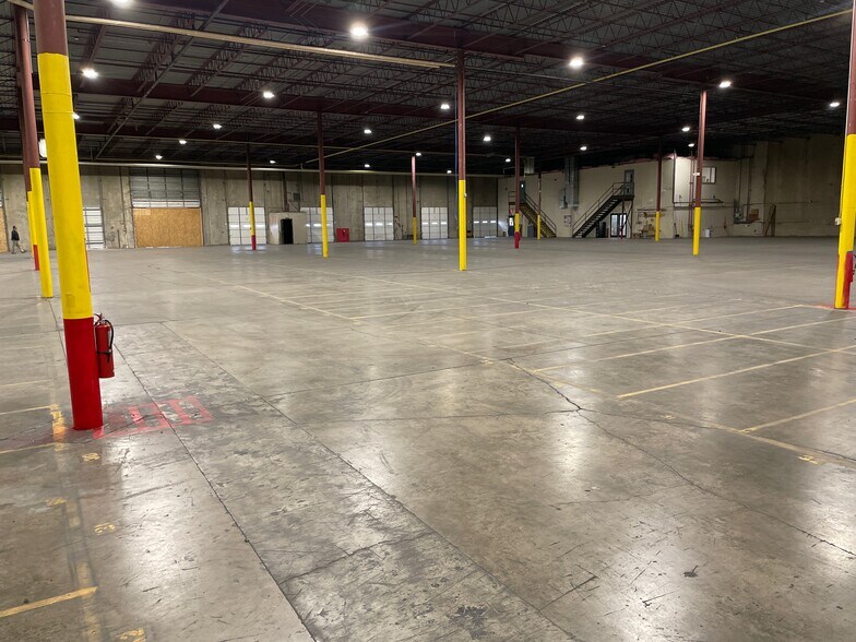 More Photos Of 430 Hudson River Rd, Waterford Warehouse For Lease