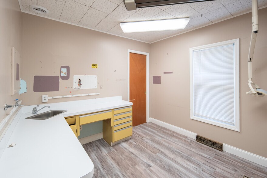 More Photos Of 1221 Altamont Ave, Schenectady Office For Sale