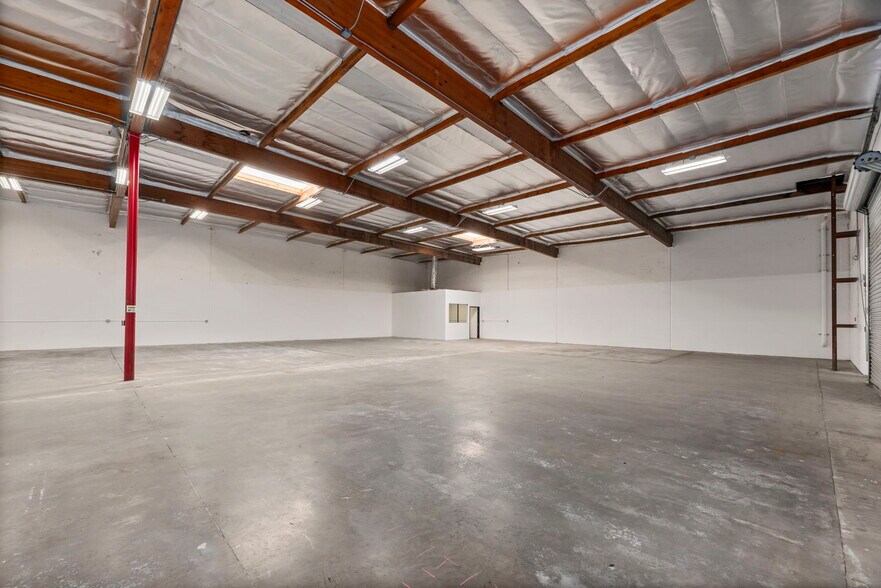 More Photos Of 22808 Lockness Ave, Torrance Warehouse For Lease