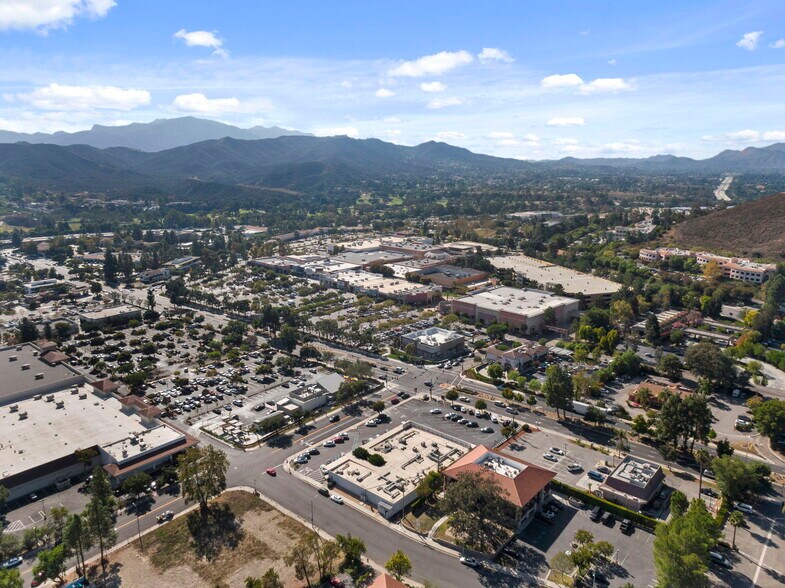 More Photos Of 428-450 N Moorpark Rd, Thousand Oaks Unknown For Lease