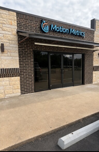 More Photos Of 3300 W Park Row, Arlington Storefront Retail Office For Lease