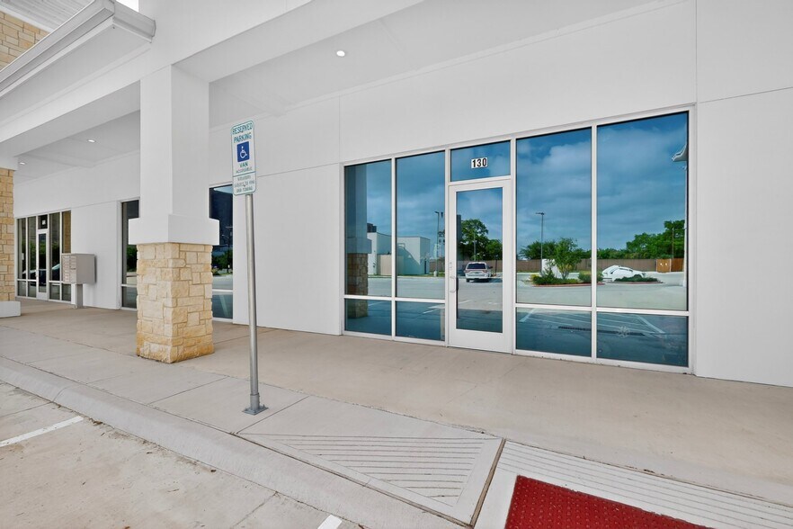 More Photos Of 325 N Saginaw Blvd, Saginaw Storefront Retail Office For Lease