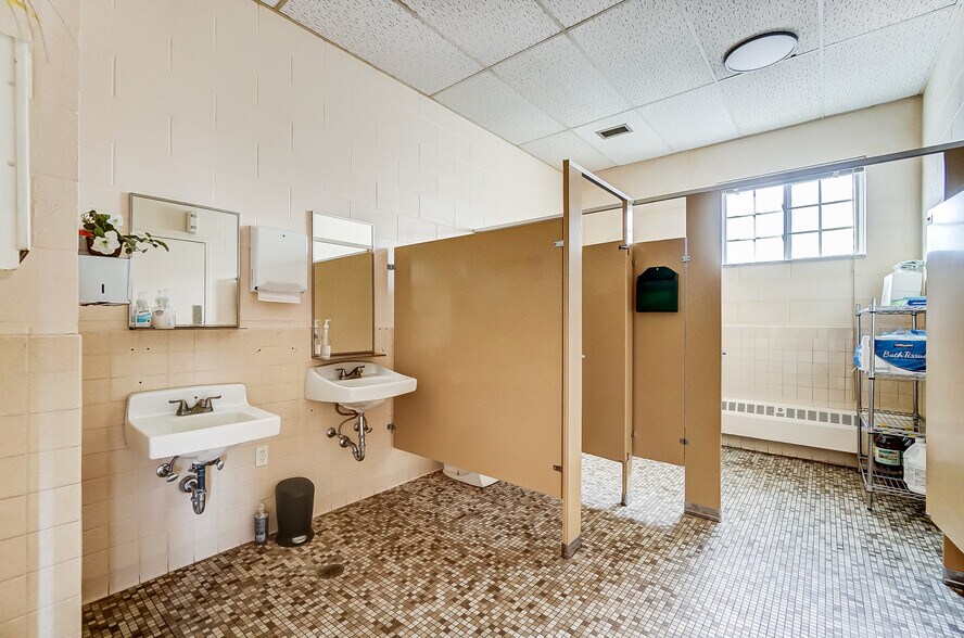 More Photos Of 20 Iron Gate Park Dr, Centerville Storefront Retail Office For Lease