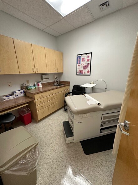 More Photos Of 842 Sunset Lake Blvd, Venice Medical For Lease