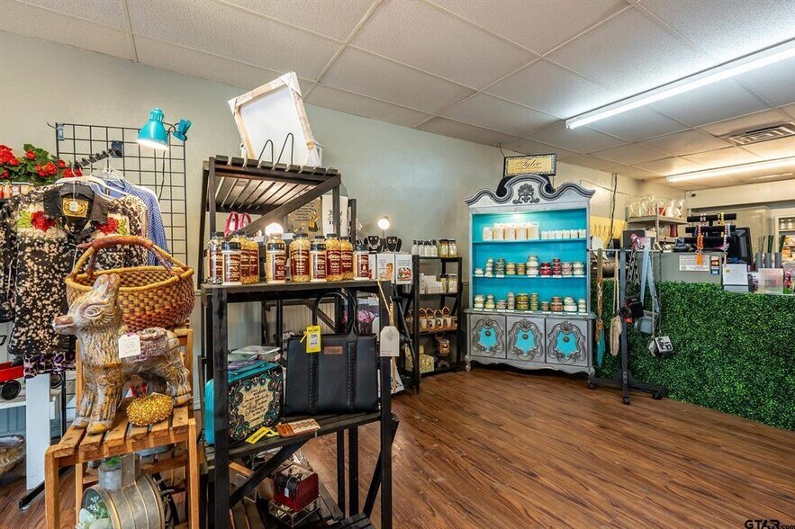 More Photos Of 114 W Broad St, Mineola Storefront For Sale