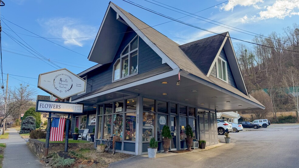 Primary Photo Of 402 E Parkway, Gatlinburg Apartments For Sale