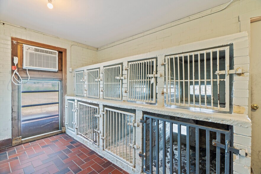 More Photos Of 1404 S B St, Henryetta Veterinarian Kennel For Sale