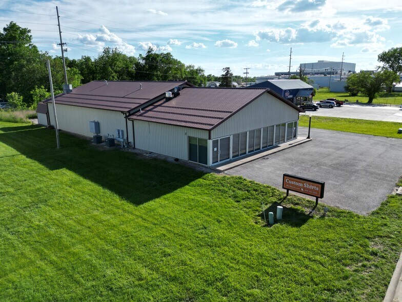 More Photos Of 816 W Fairview Ave, Carthage Showroom For Lease