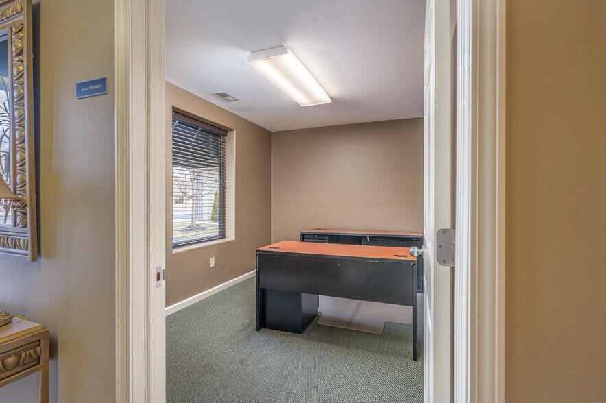 More Photos Of 5025 Dorr St, Toledo Showroom For Sale