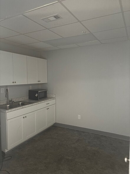 More Photos Of 1950 Wise Dr, Dothan Warehouse For Lease