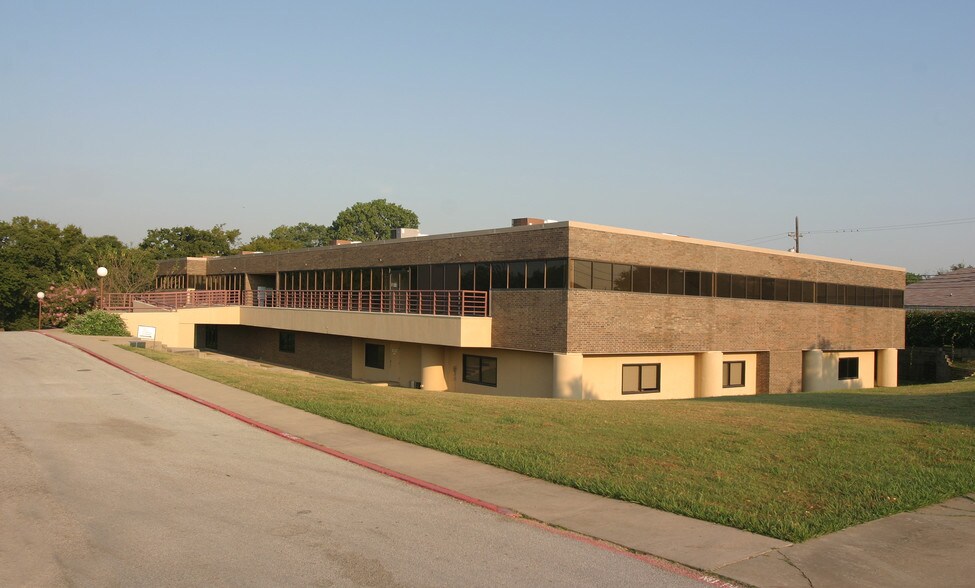 More Photos Of 1720 S Edmonds Ln, Lewisville Office For Lease