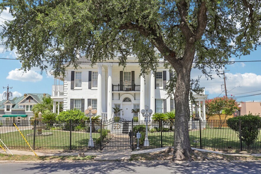 More Photos Of 421 Howard St, San Antonio Hospitality For Sale