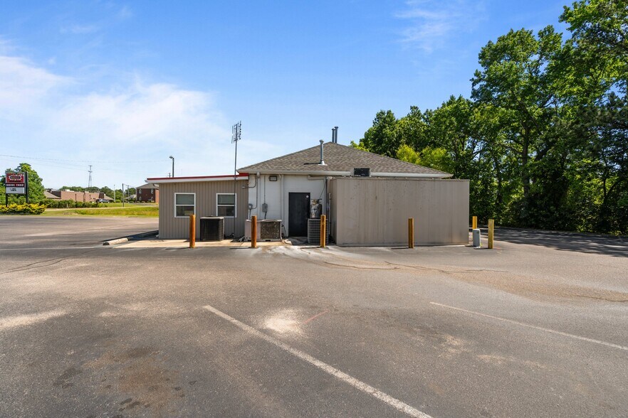 More Photos Of 120 Bank St, Sanford Restaurant For Sale