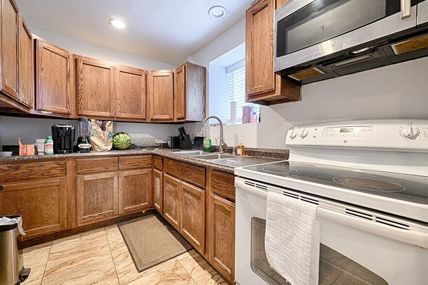 More Photos Of 110 S Main, Dilley Hotel For Sale