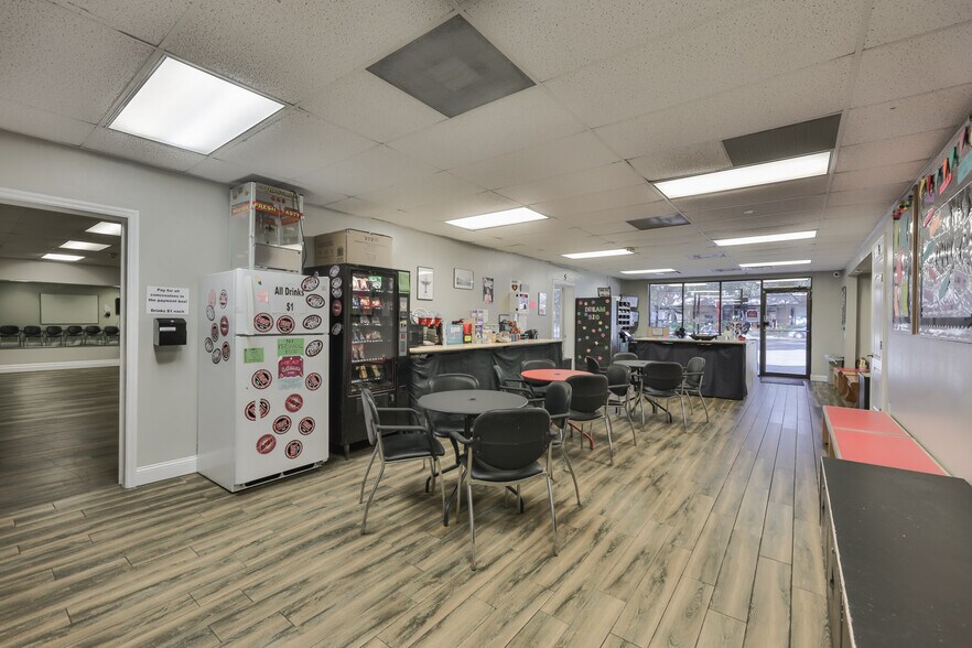 More Photos Of 307 S Parsons Ave, Brandon Storefront For Lease