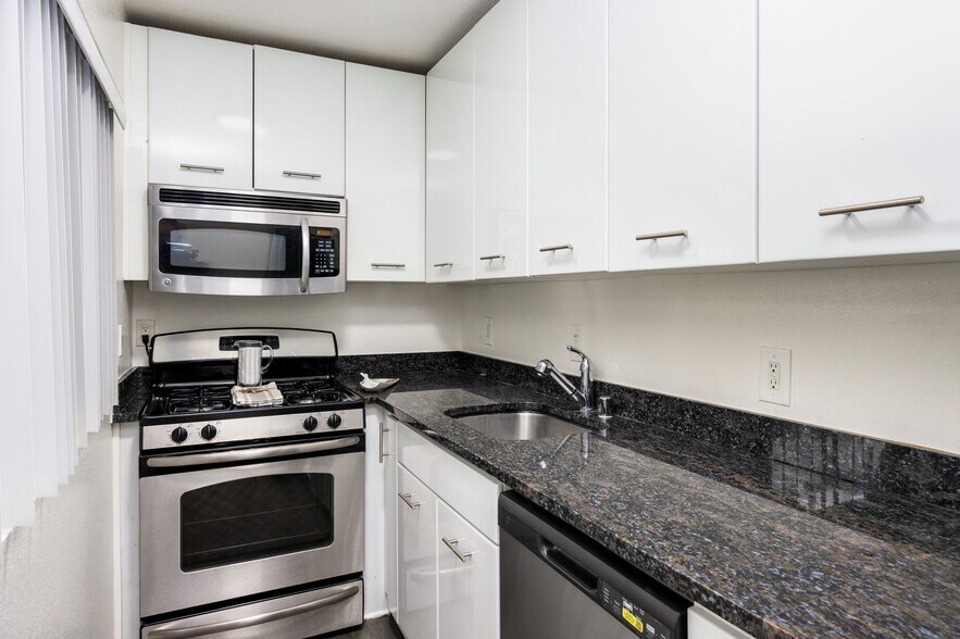 More Photos Of 7230 Franklin Ave, Los Angeles Apartments For Sale