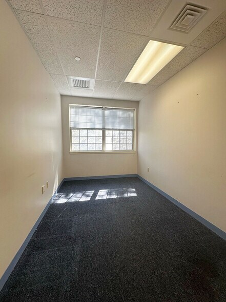 More Photos Of 693 Bloomfield Ave, Bloomfield Office For Sale