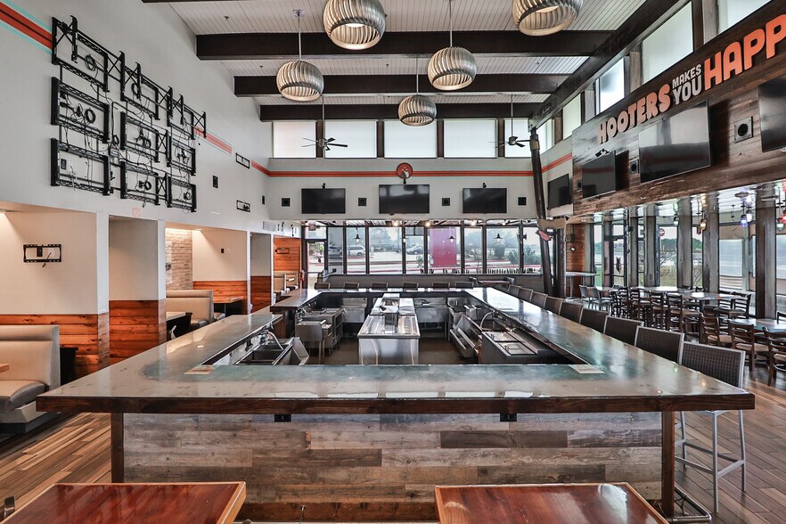 More Photos Of 960 N Earl Rudder Fwy, Bryan Restaurant For Lease