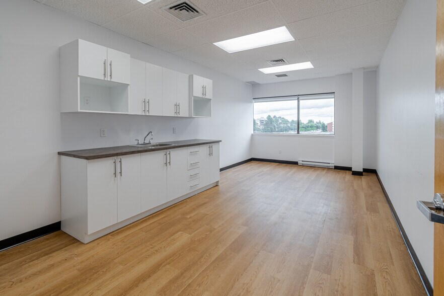 More Photos Of 3023 Boul Wilfrid-Hamel, Québec Light Distribution For Lease