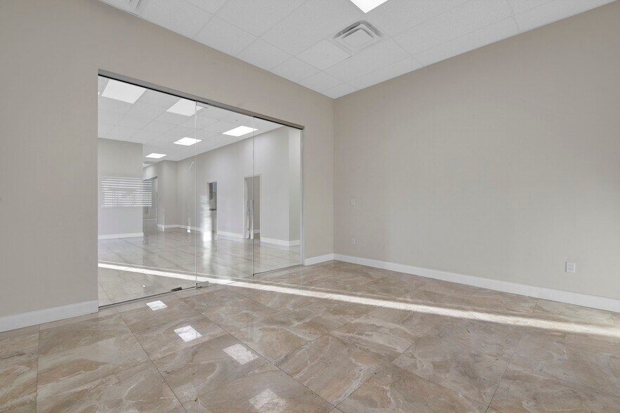 More Photos Of 901 Central Florida Pky, Orlando Warehouse For Lease