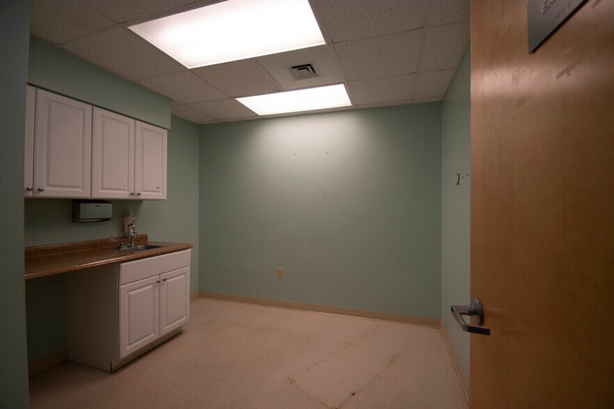 More Photos Of 2525 Harbor Blvd, Port Charlotte Medical For Lease