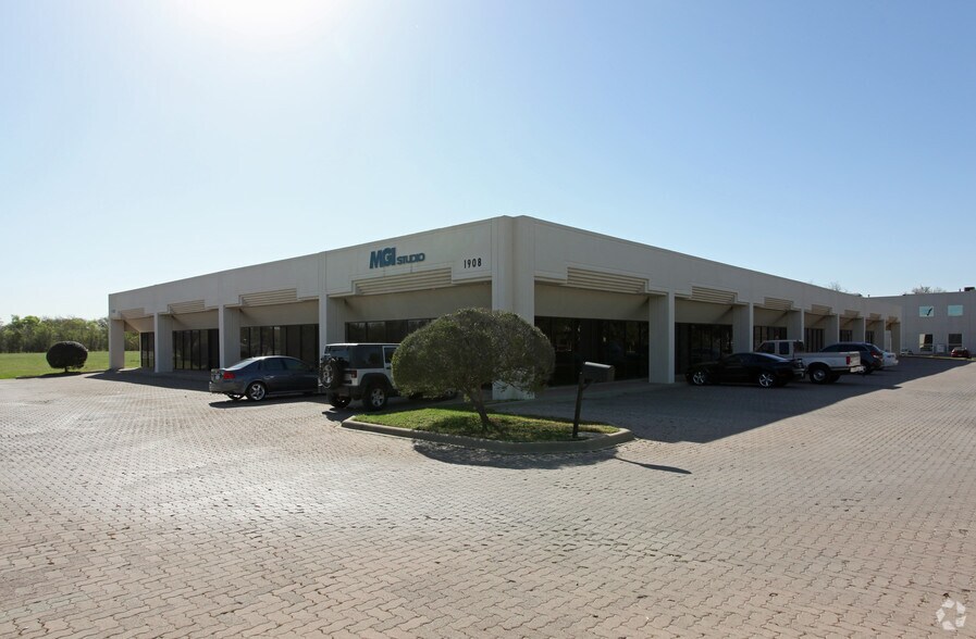 More Photos Of 1908 Royal Ln, Dallas Light Distribution For Lease