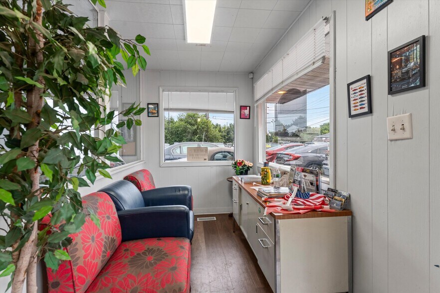 More Photos Of 508 Lincolnway W, Osceola Auto Dealership For Sale