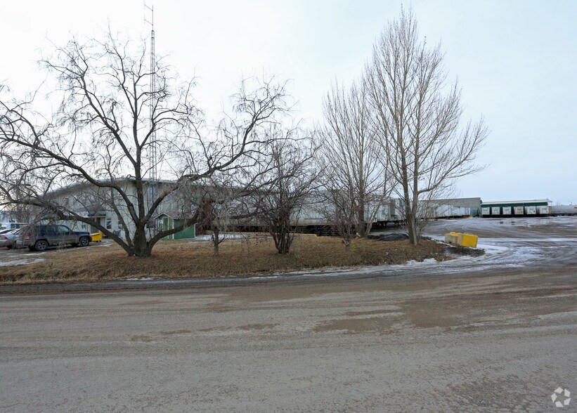 More Photos Of 13008 163rd St NW, Edmonton Distribution For Sale