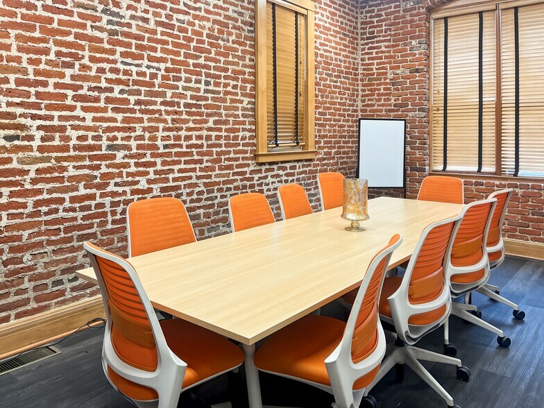 Primary Photo Of 2020 Eye St, Bakersfield Coworking Space