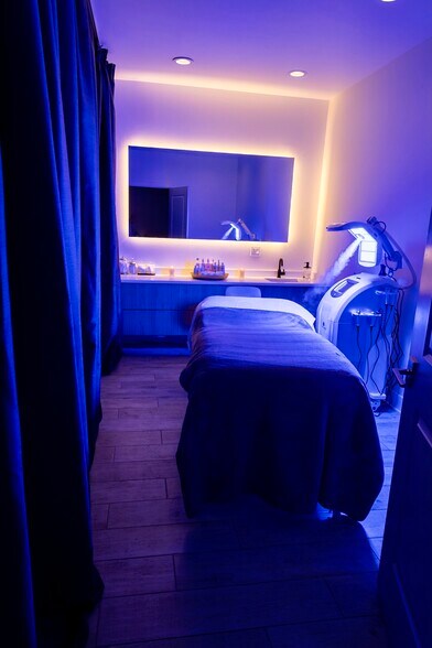 More Photos Of 22 E Elm St, Chicago Storefront Retail Office For Sale