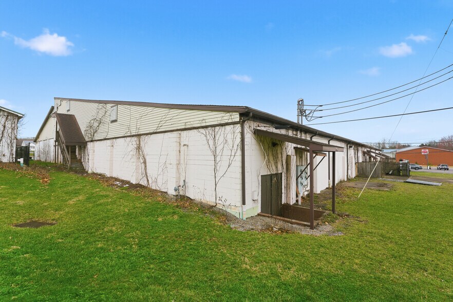 More Photos Of 1117 Willow Dr, Waynesburg Warehouse For Sale