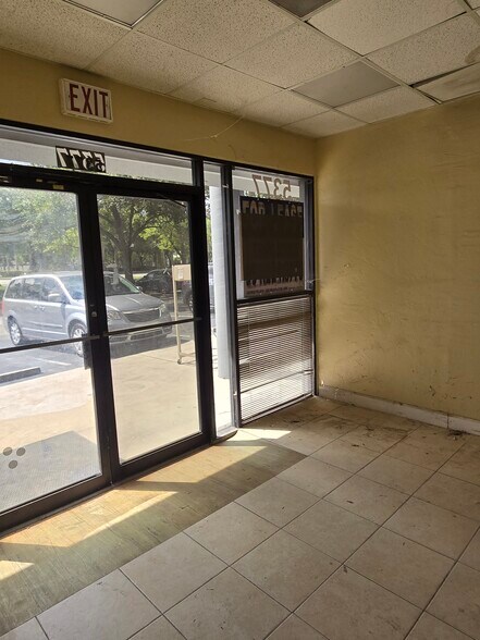 More Photos Of 5365-5377 N Hiatus Rd, Sunrise Light Manufacturing For Lease