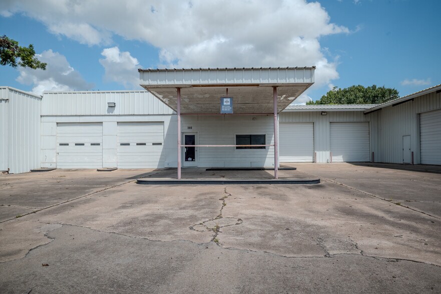 More Photos Of 619 E Jackson St, El Campo Warehouse For Sale