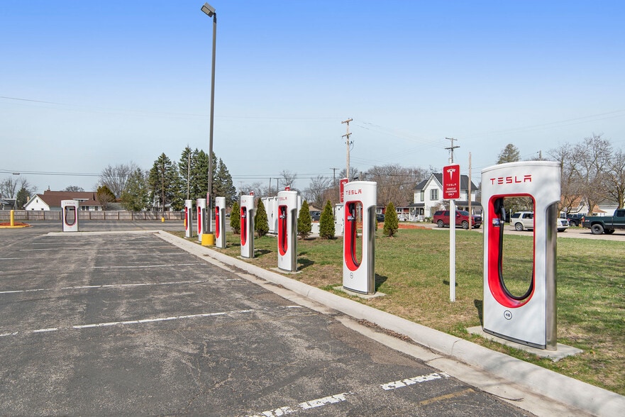 More Photos Of 604 N McEwan St, Clare Hotel For Sale